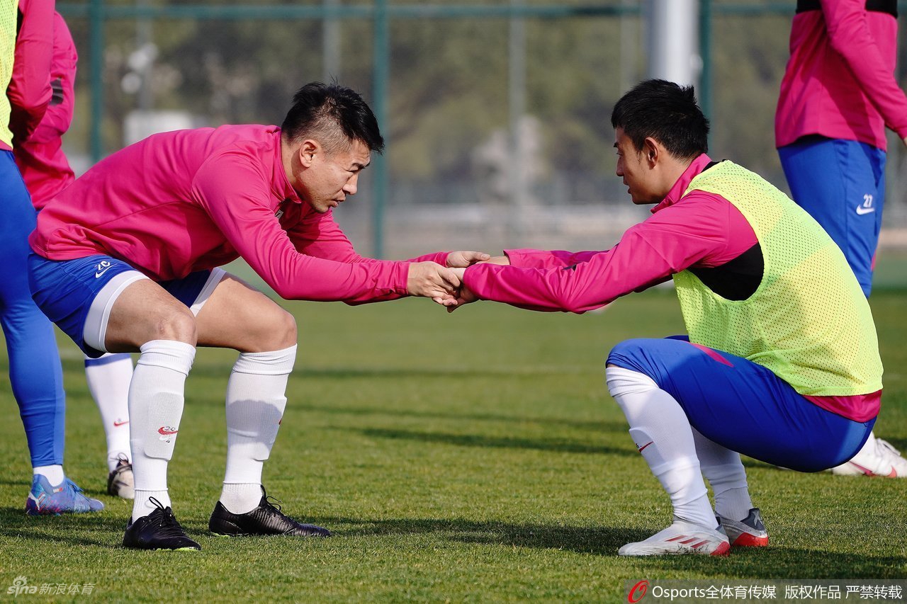 申花新帅吴金贵领衔新赛季开放日：主要任务是保级