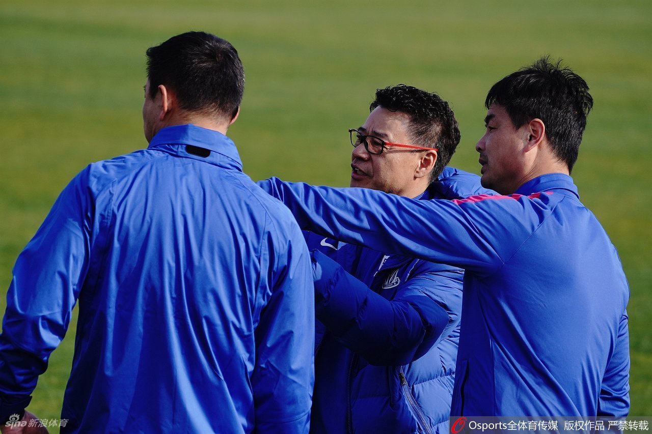 申花新帅吴金贵领衔新赛季开放日：主要任务是保级