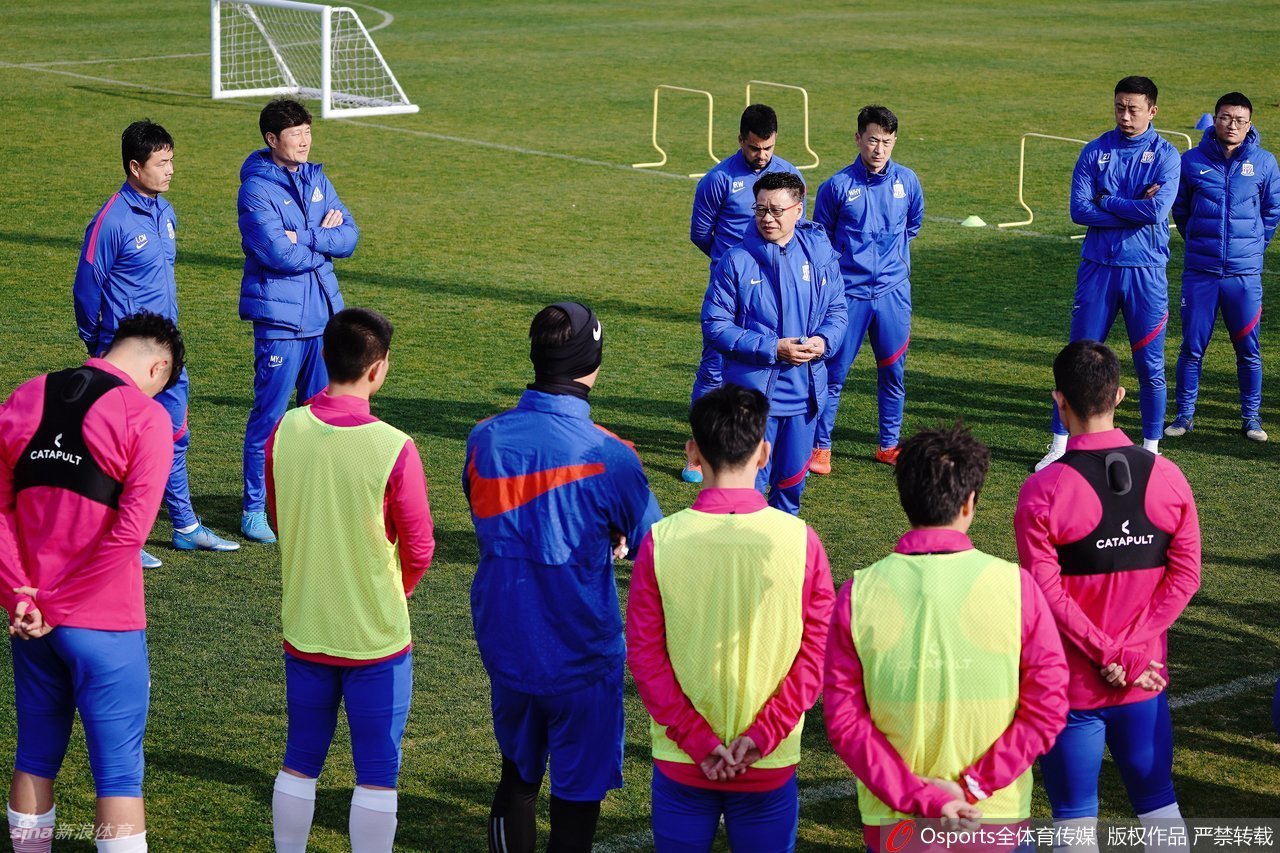 申花新帅吴金贵领衔新赛季开放日：主要任务是保级