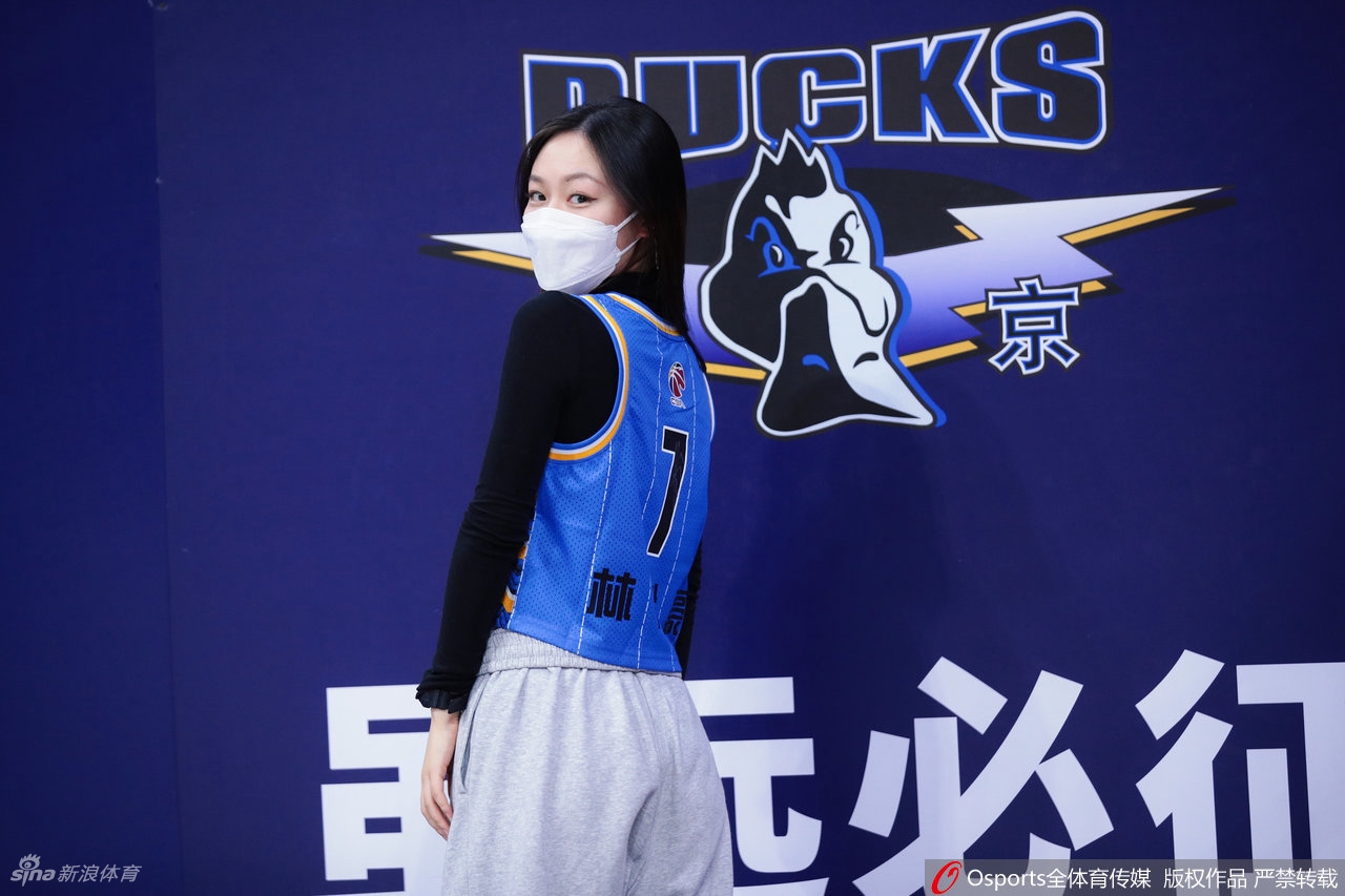 美女工作人员身穿北京队球衣为林书豪加油