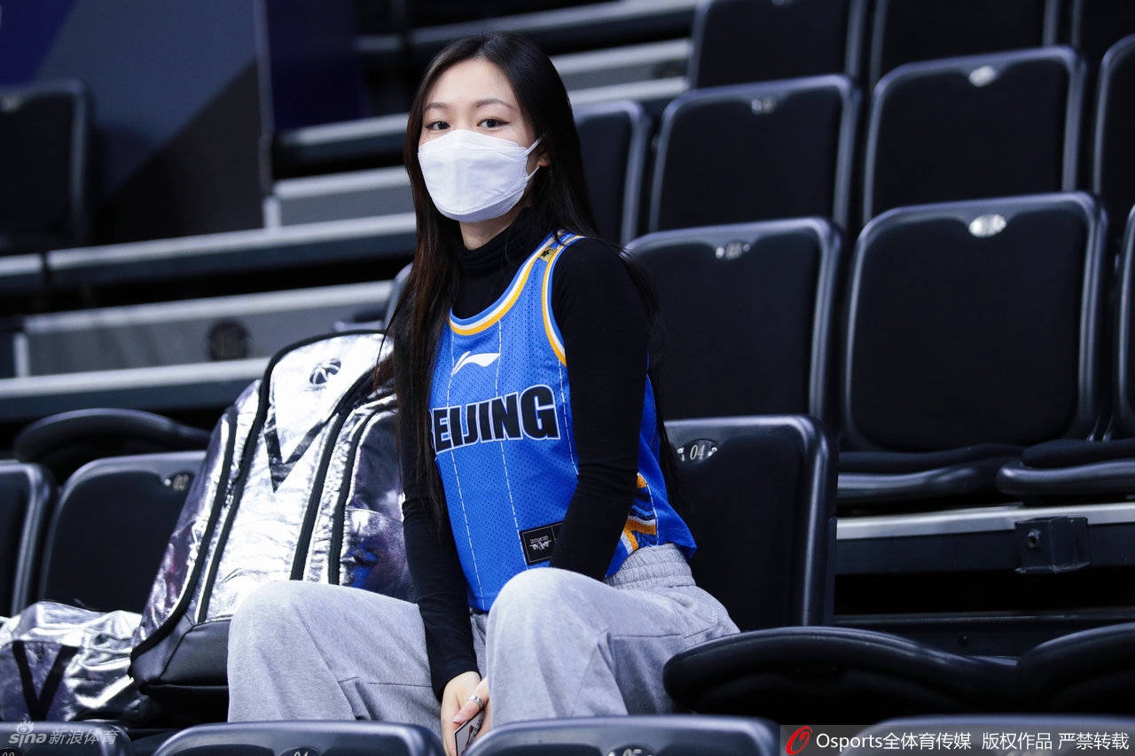 美女工作人员身穿北京队球衣为林书豪加油