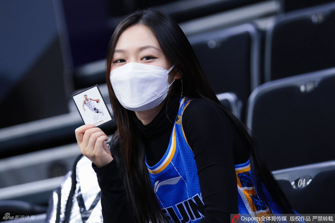 美女工作人员身穿北京队球衣为林书豪加油