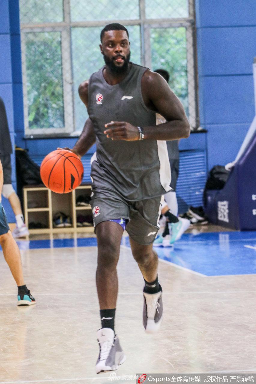 史蒂芬森到队后首训 辽篮核武器启动