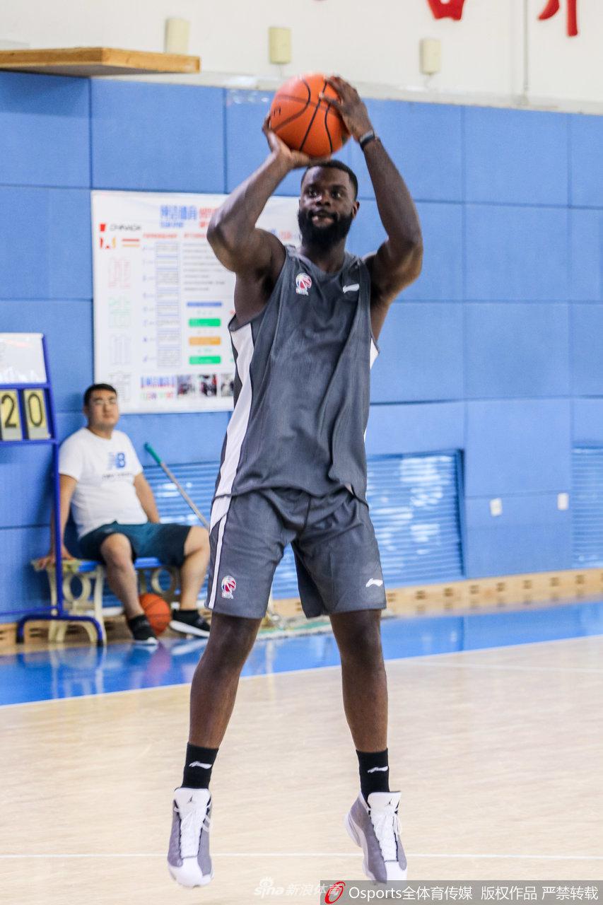 史蒂芬森到队后首训 辽篮核武器启动