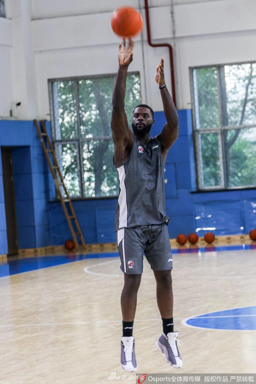 史蒂芬森到队后首训 辽篮核武器启动