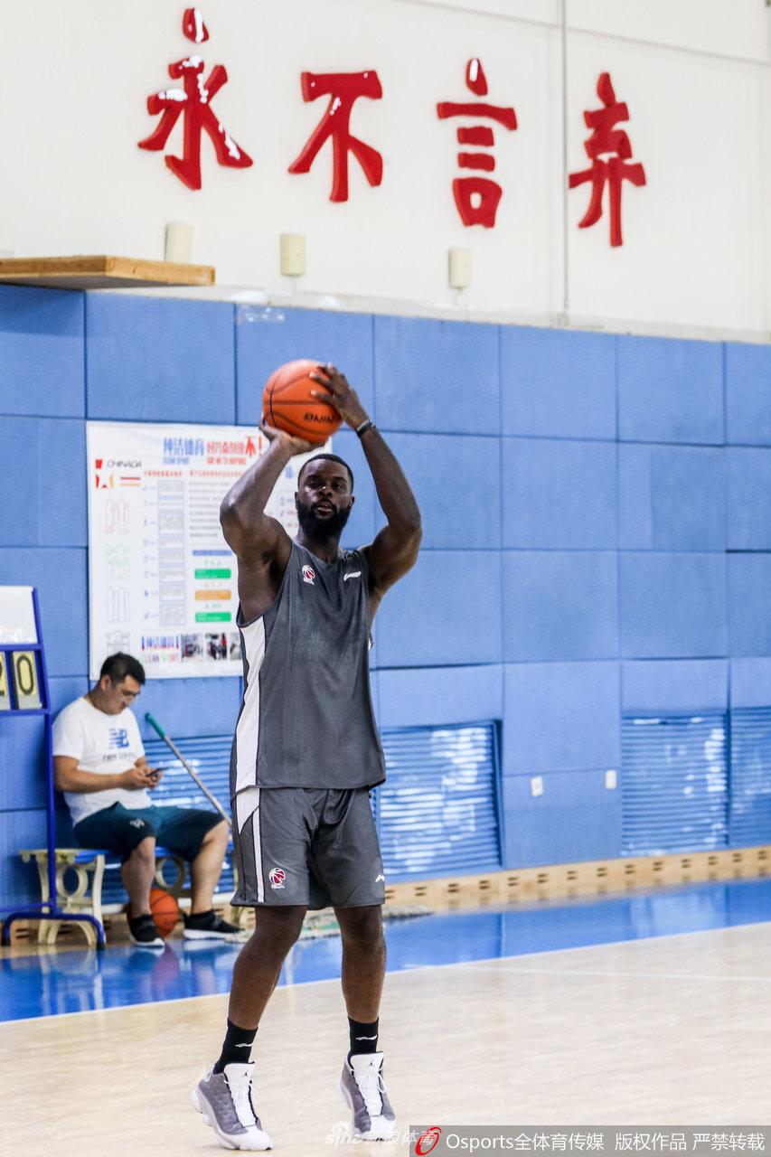 史蒂芬森到队后首训 辽篮核武器启动