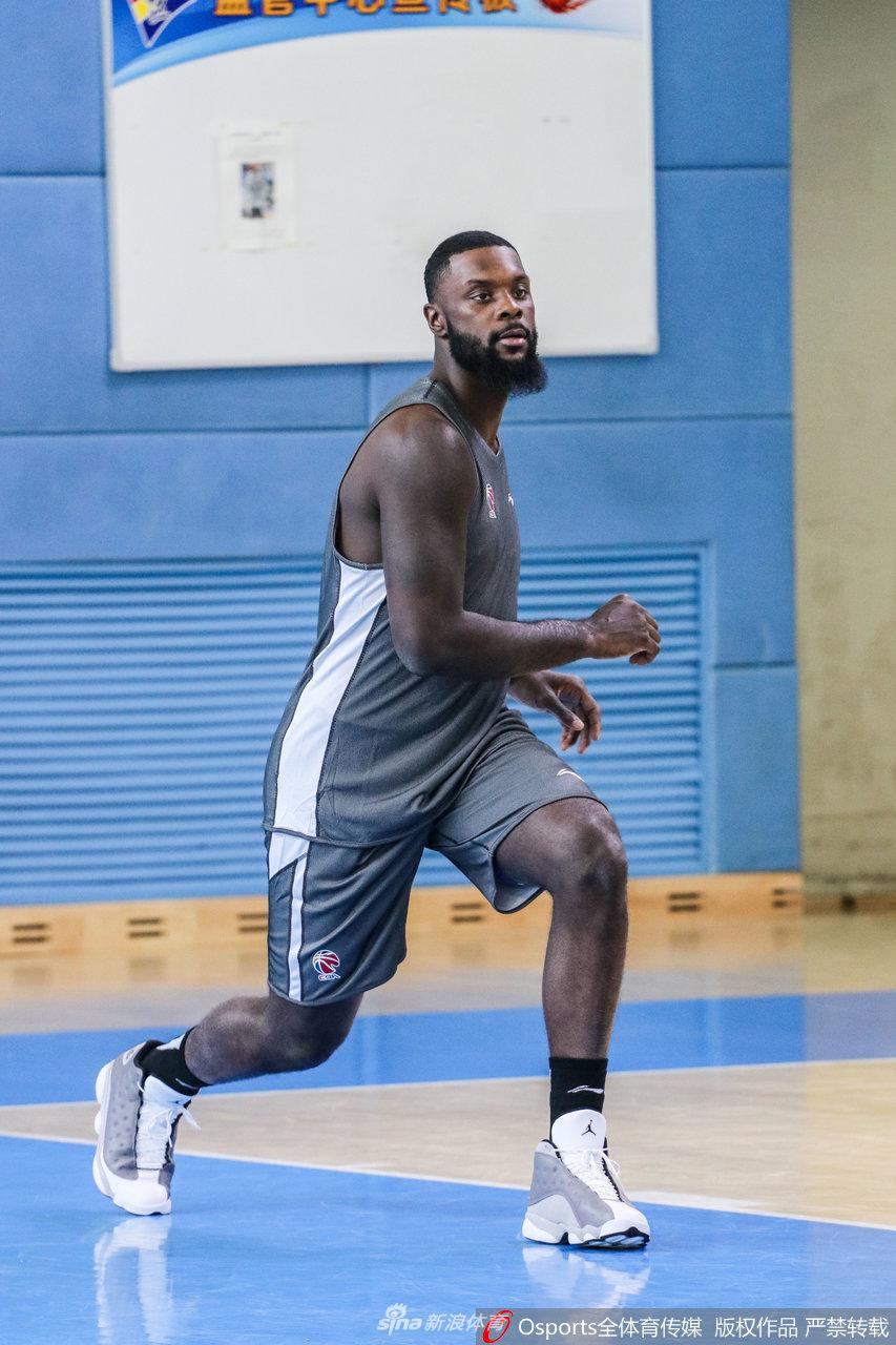 史蒂芬森到队后首训 辽篮核武器启动