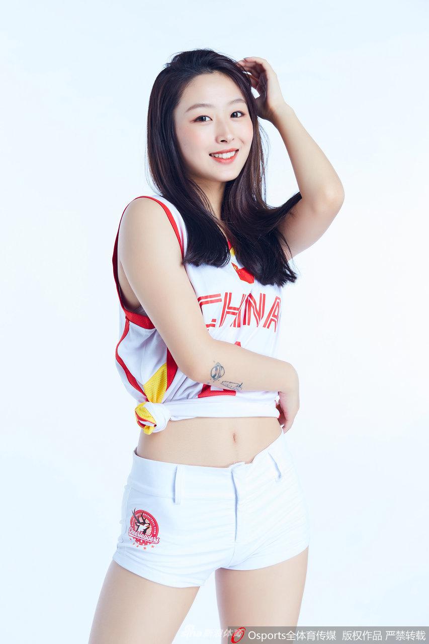 靓丽篮球宝贝为中国男篮打气 这颜值什么水平