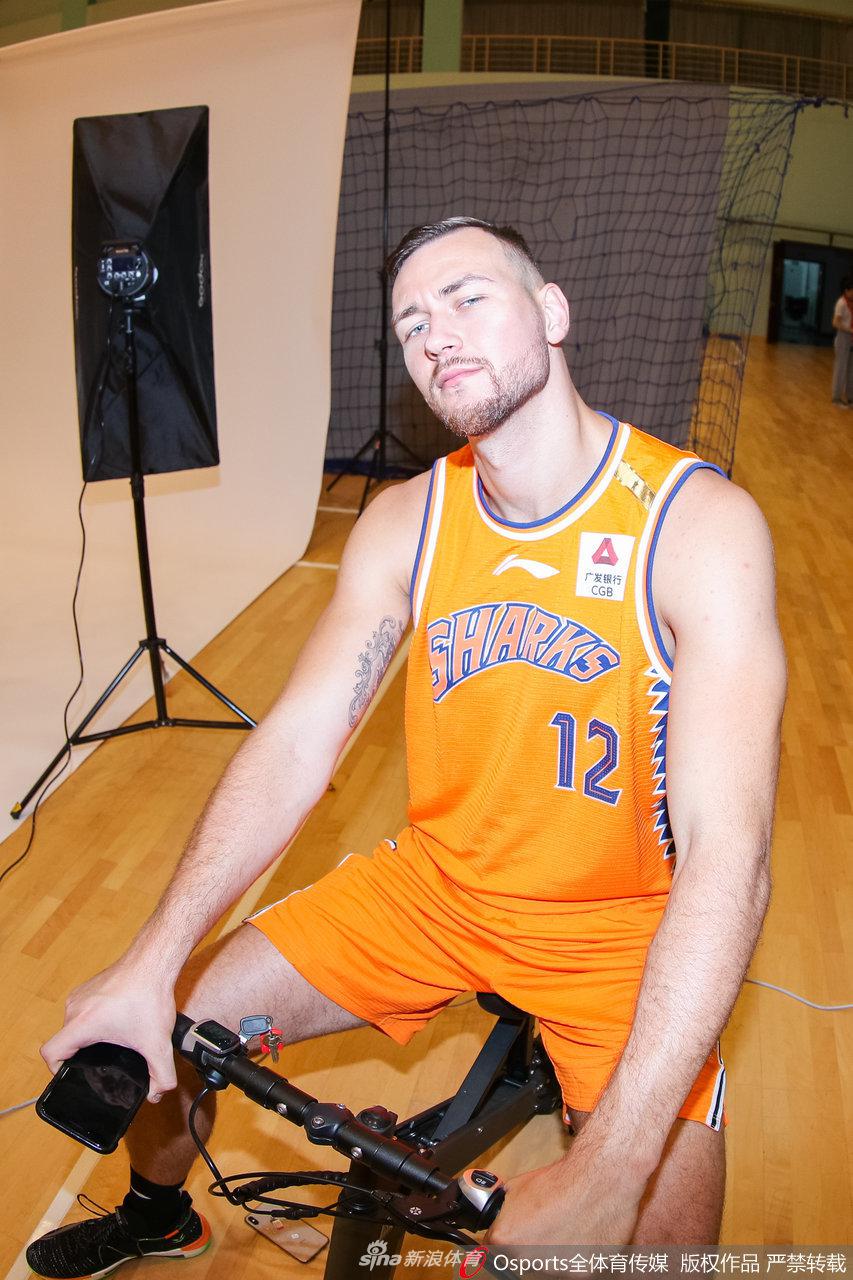 莫泰尤纳斯骑电车