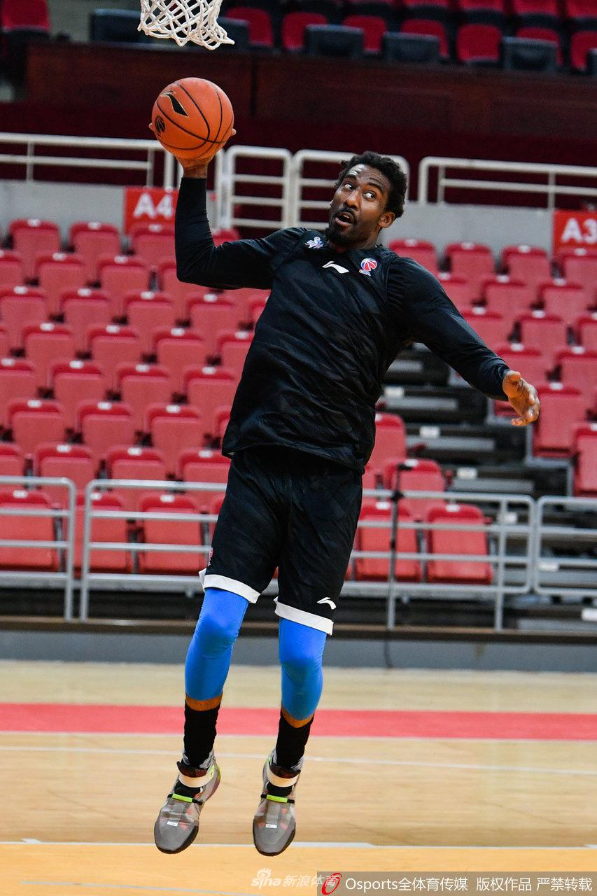 小斯与王治郅热聊不停 大郅少年不再小斯变老斯