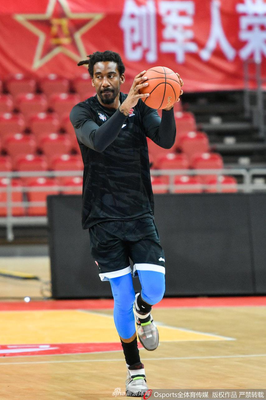 小斯与王治郅热聊不停 大郅少年不再小斯变老斯