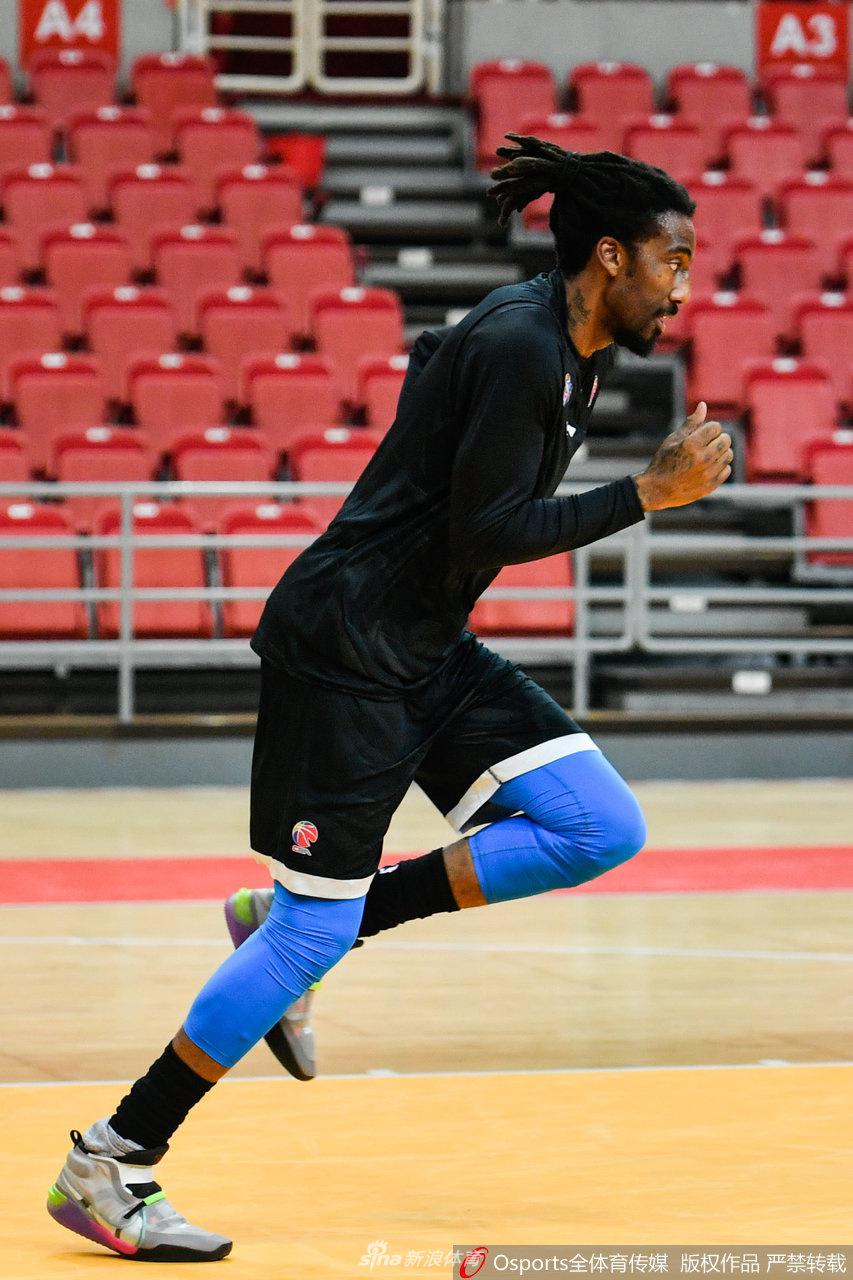 小斯与王治郅热聊不停 大郅少年不再小斯变老斯