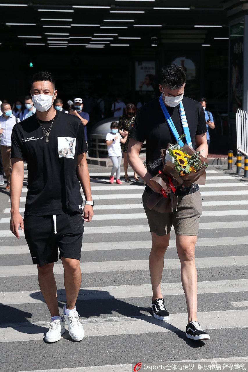 北京首钢新援李慕豪抵达北京 翟晓川机场接机