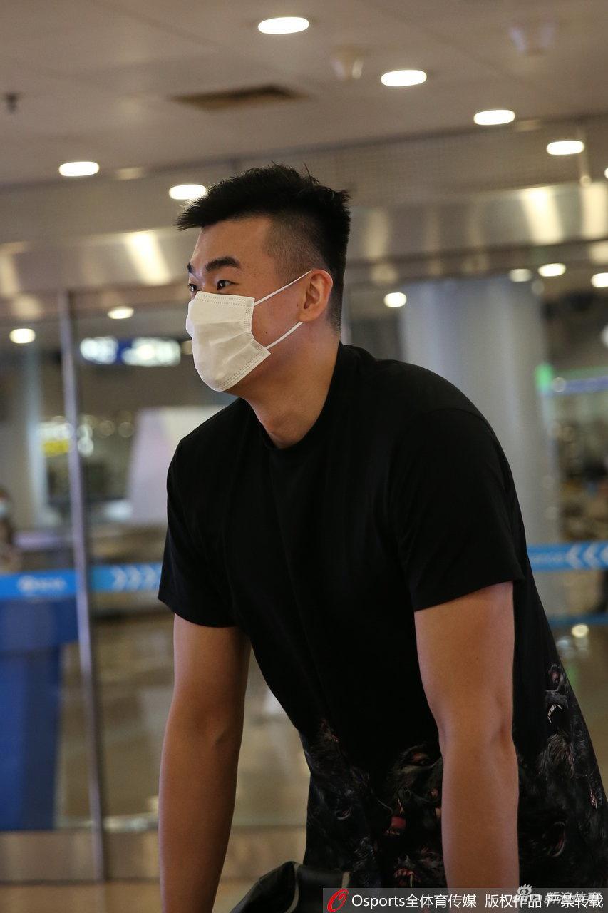 北京首钢新援李慕豪抵达北京 翟晓川机场接机