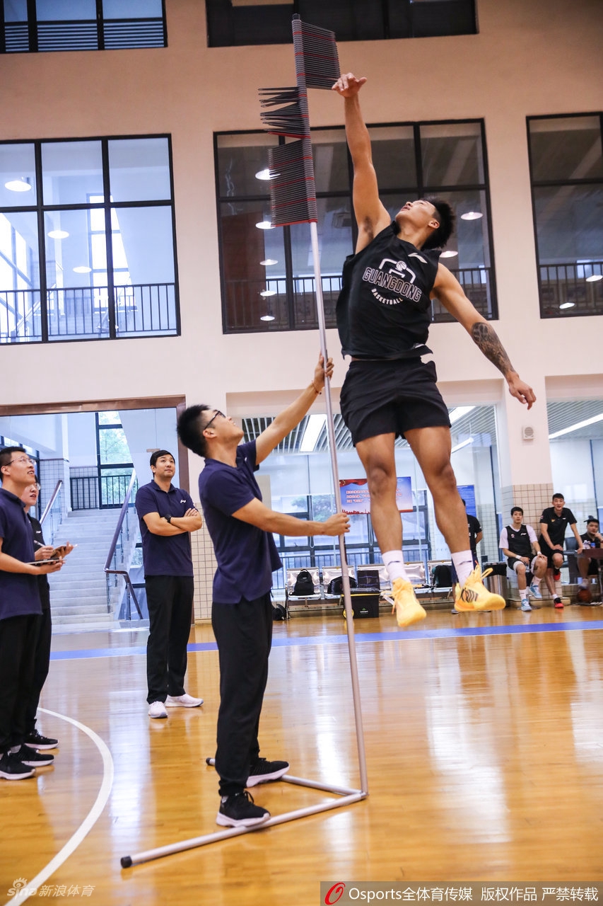 广东男篮通过CBA体能测试 易建联王者归来