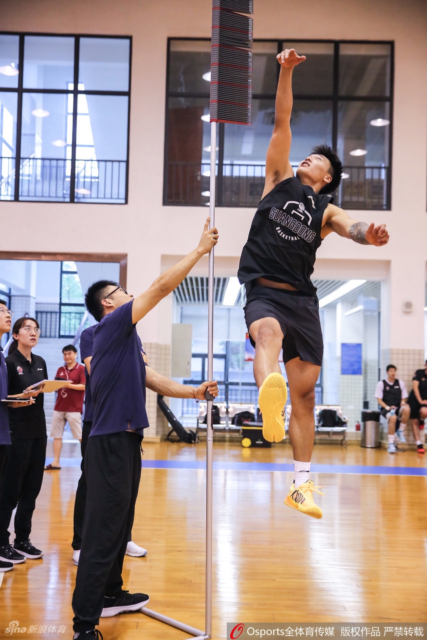 广东男篮通过CBA体能测试 易建联王者归来