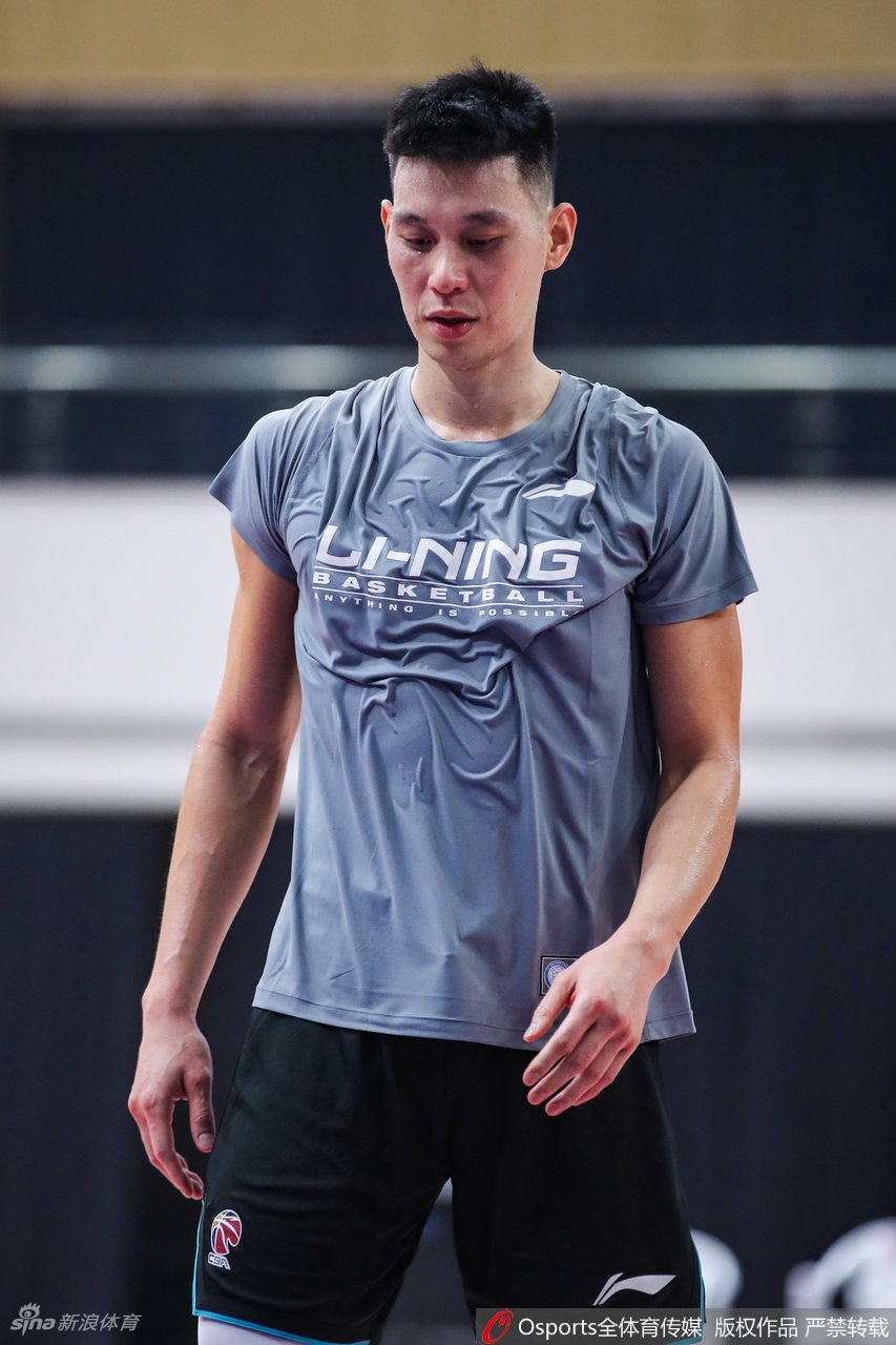 林书豪现身赛前热身 挥汗如雨期待上阵