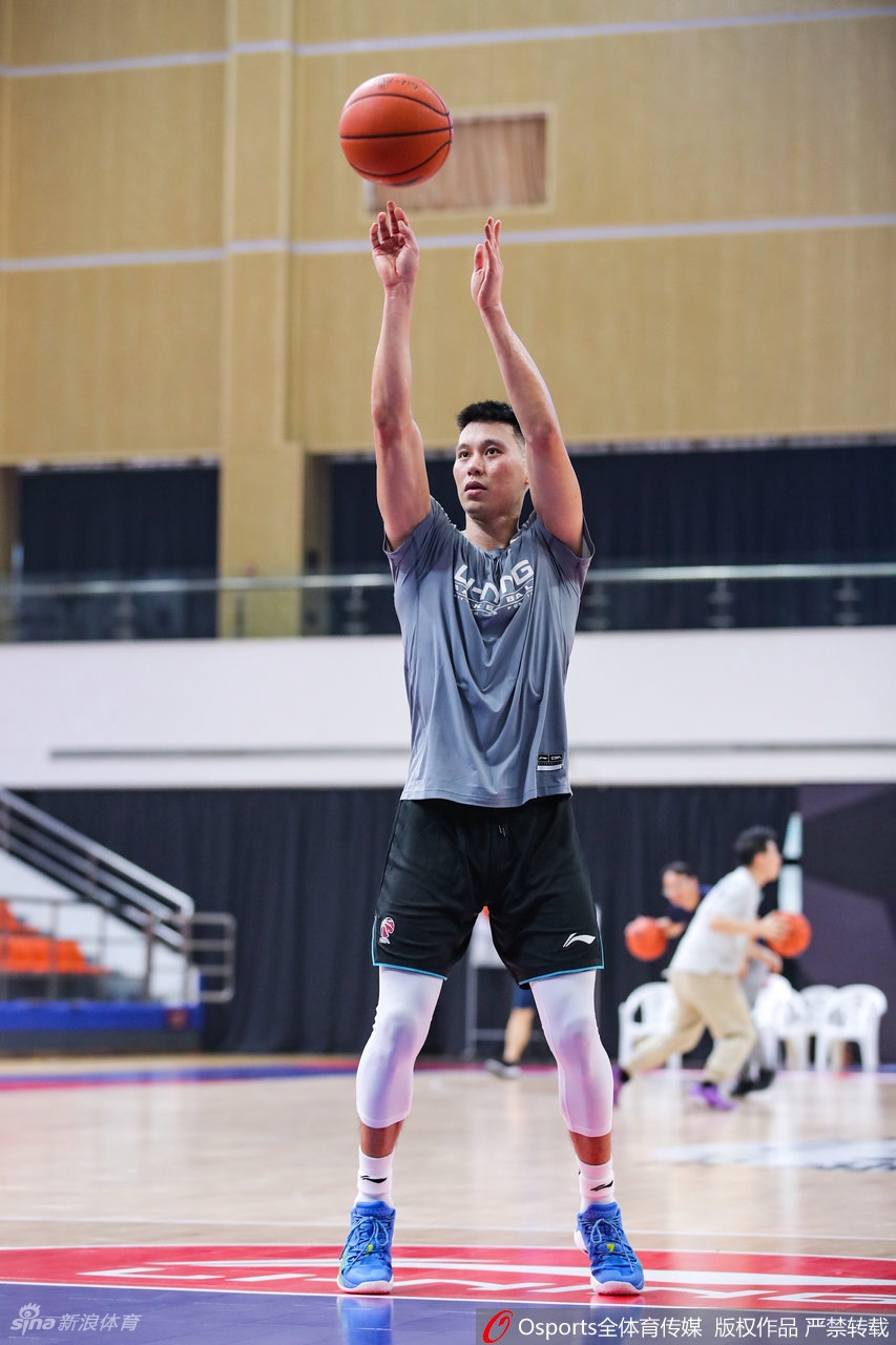 林书豪现身赛前热身 挥汗如雨期待上阵