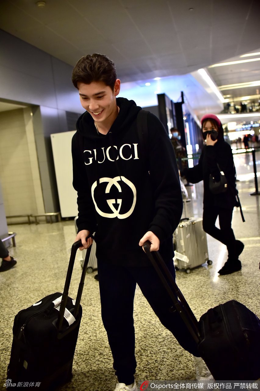 北京国安队抵沪训练 侯永永领衔亮相