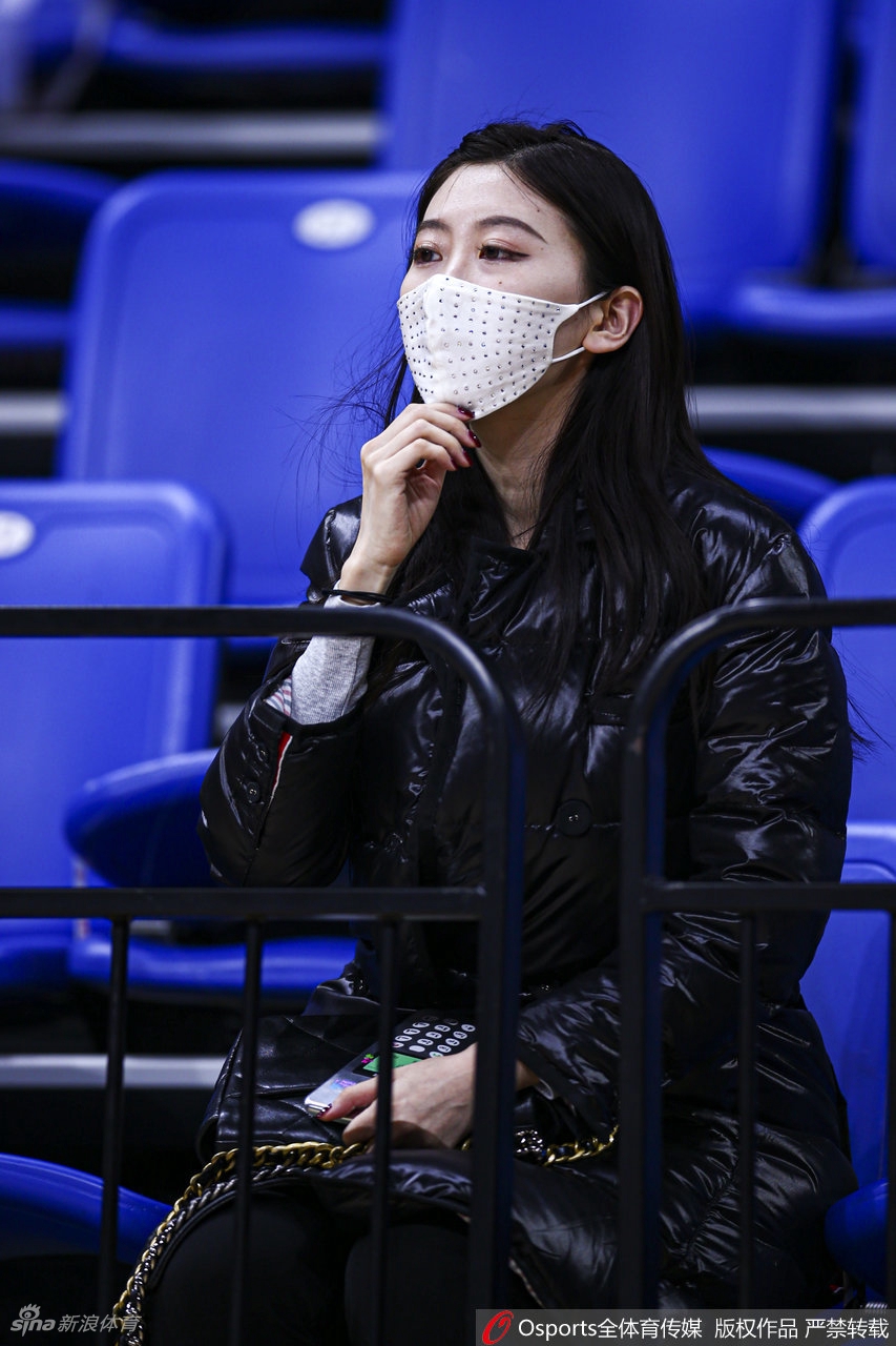 靓丽女球迷看台观战CBA