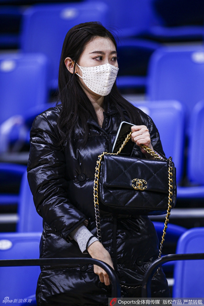 靓丽女球迷看台观战CBA