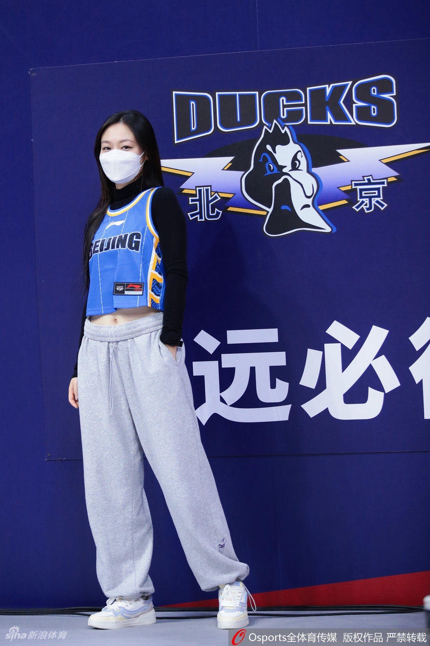 美女工作人员身穿北京队球衣为林书豪加油