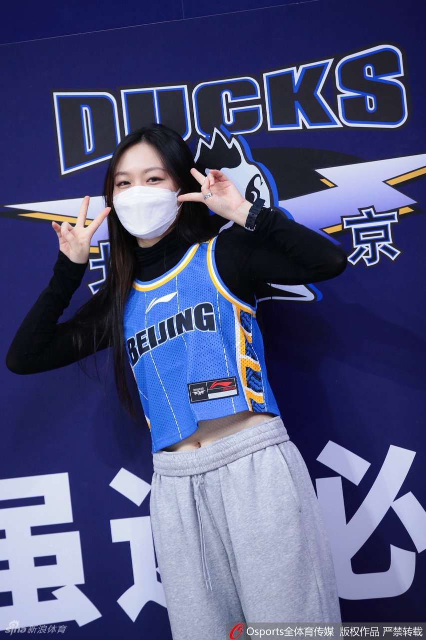 美女工作人员身穿北京队球衣为林书豪加油