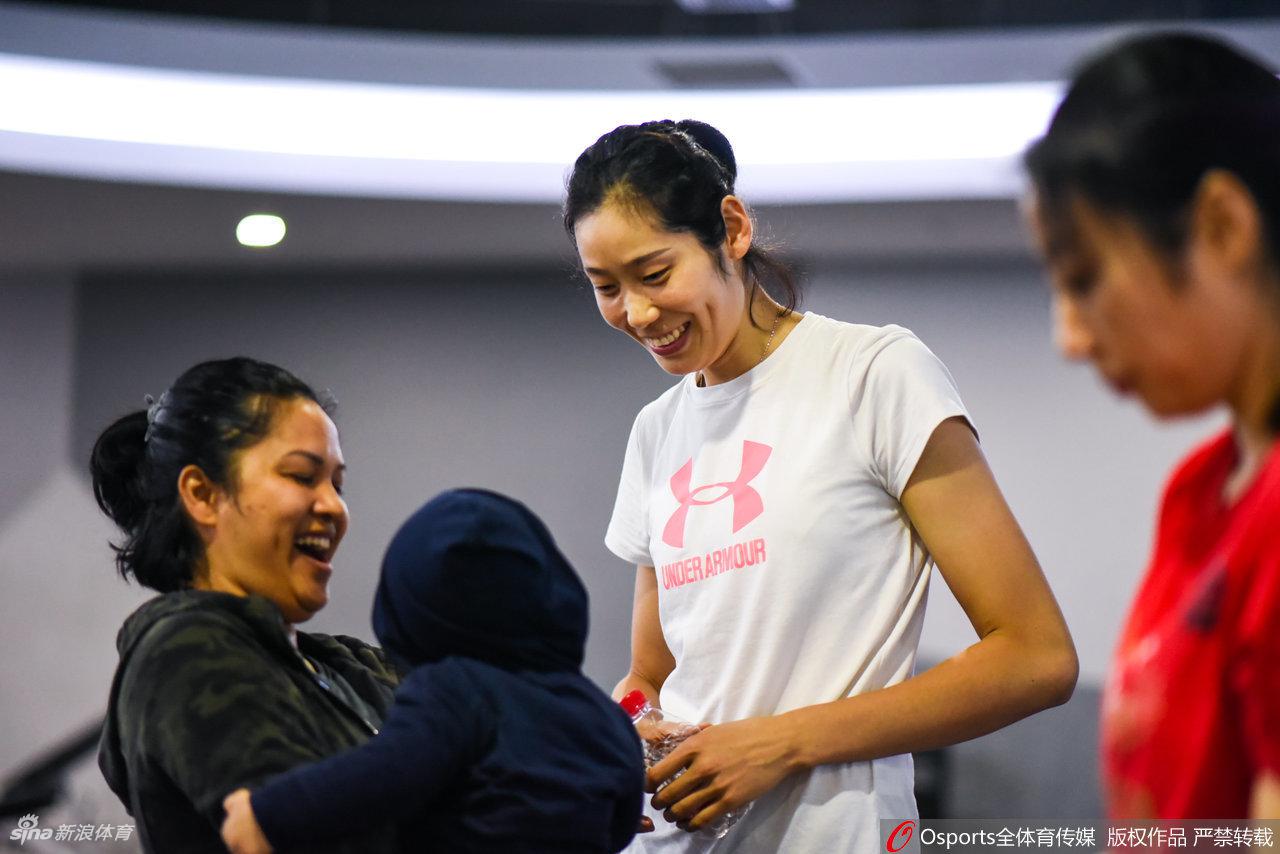 天津女排训练备战新赛季 朱婷引领众女将苦练