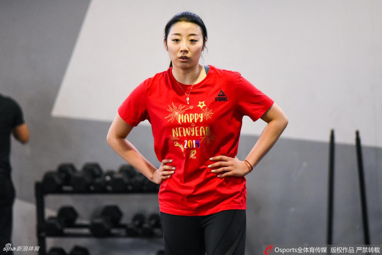 天津女排训练备战新赛季 朱婷引领众女将苦练