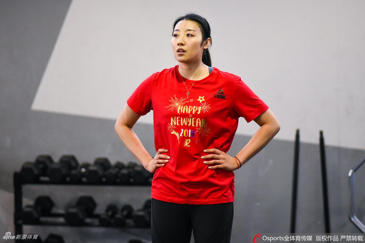天津女排训练备战新赛季 朱婷引领众女将苦练