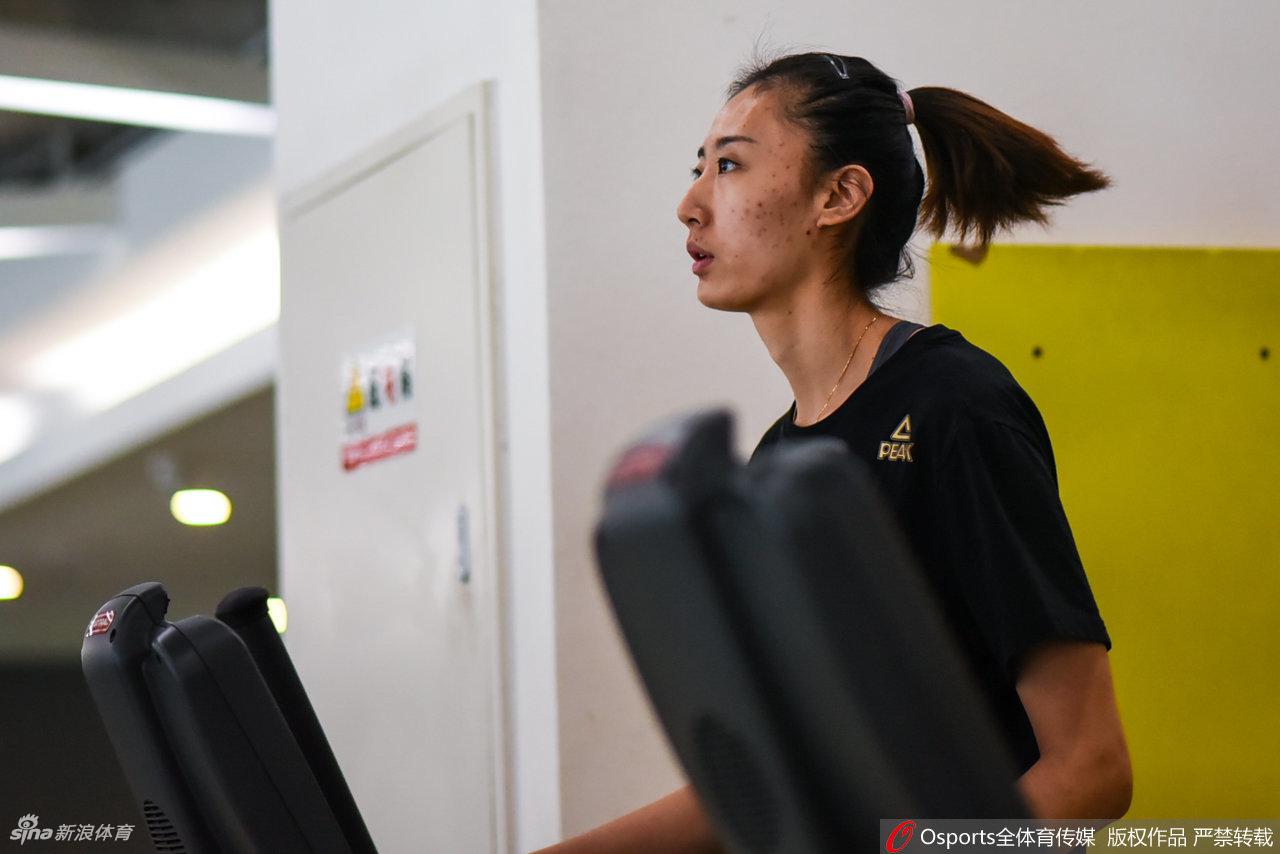 天津女排训练备战新赛季 朱婷引领众女将苦练