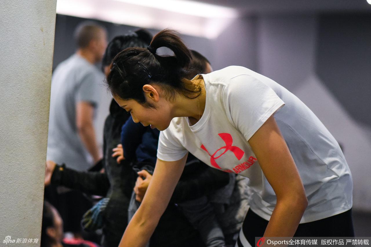天津女排训练备战新赛季 朱婷引领众女将苦练