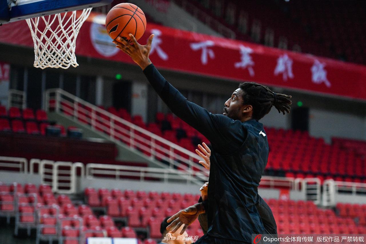 小斯与王治郅热聊不停 大郅少年不再小斯变老斯