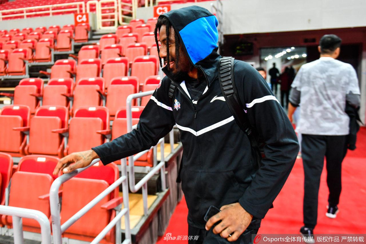 小斯与王治郅热聊不停 大郅少年不再小斯变老斯