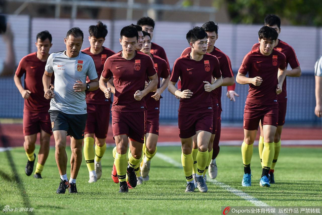 国奥踩场训练备战伊朗 无缘出线众队员不苟言笑