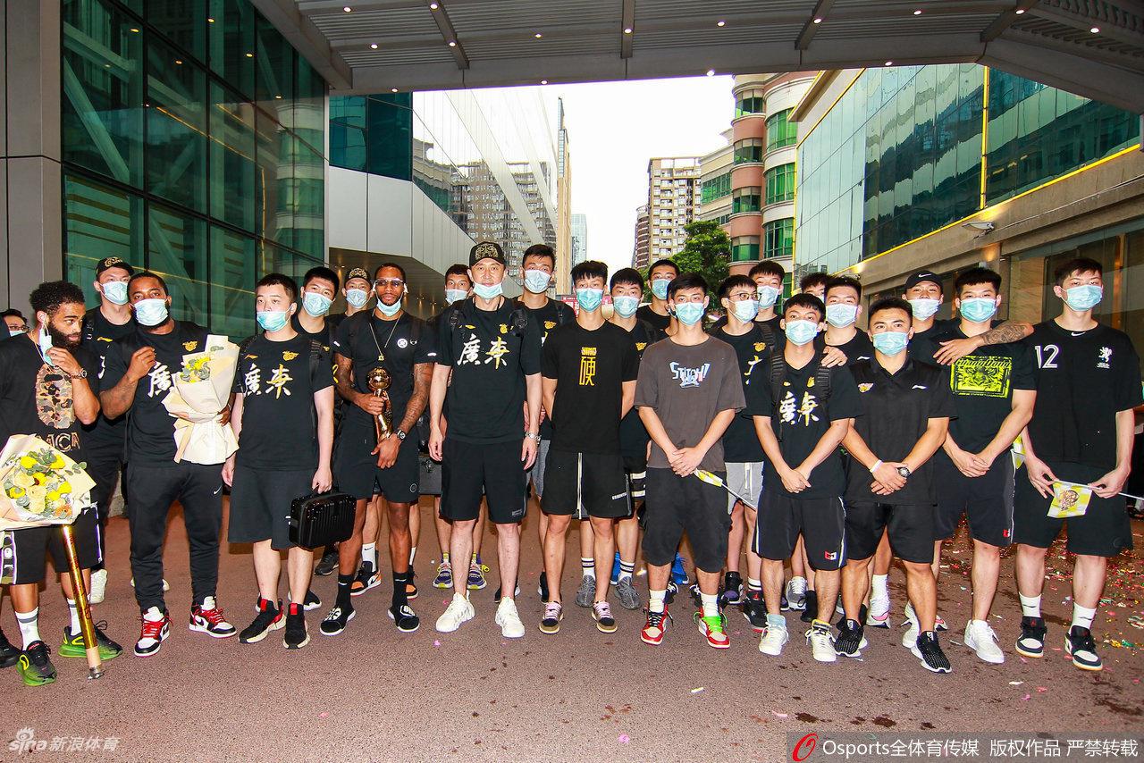 CBA冠军广东回粤球迷热情迎接 易建联坐轮椅令人动容