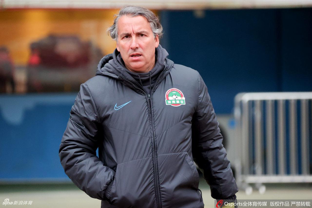 河南嵩山龙门改名后首次训练