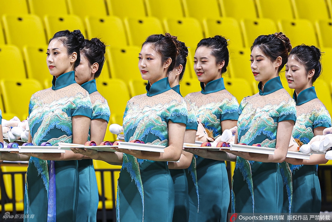 全运会颁奖礼仪小姐令人眼前一亮