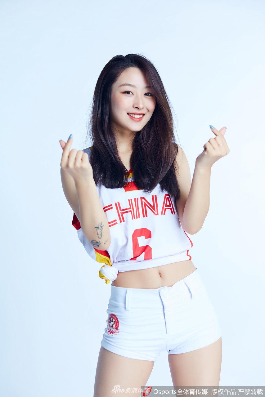 靓丽篮球宝贝为中国男篮打气 这颜值什么水平