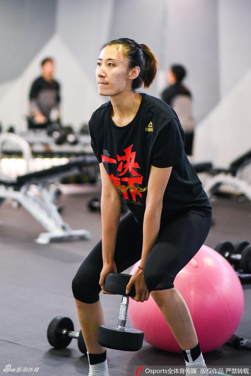 天津女排训练备战新赛季 朱婷引领众女将苦练