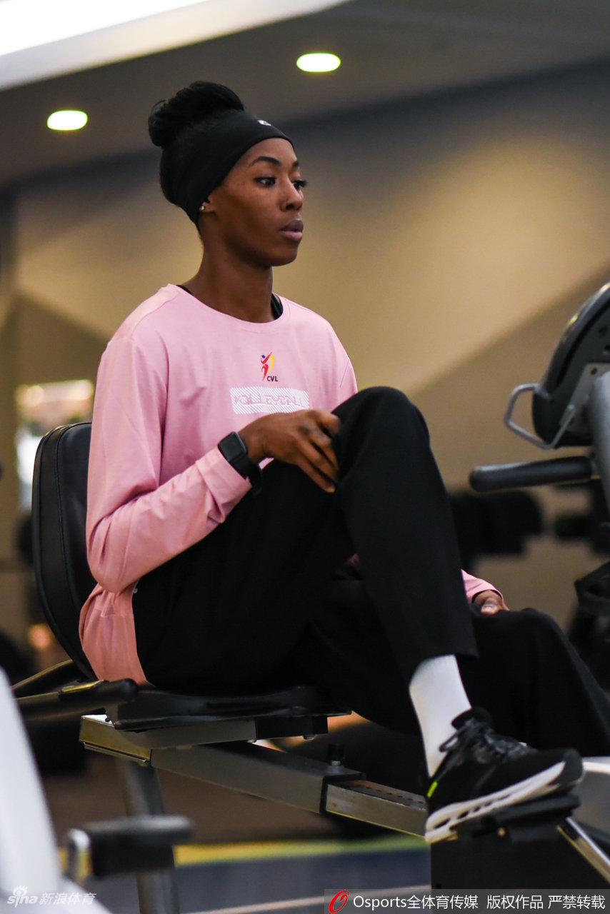 天津女排训练备战新赛季 朱婷引领众女将苦练