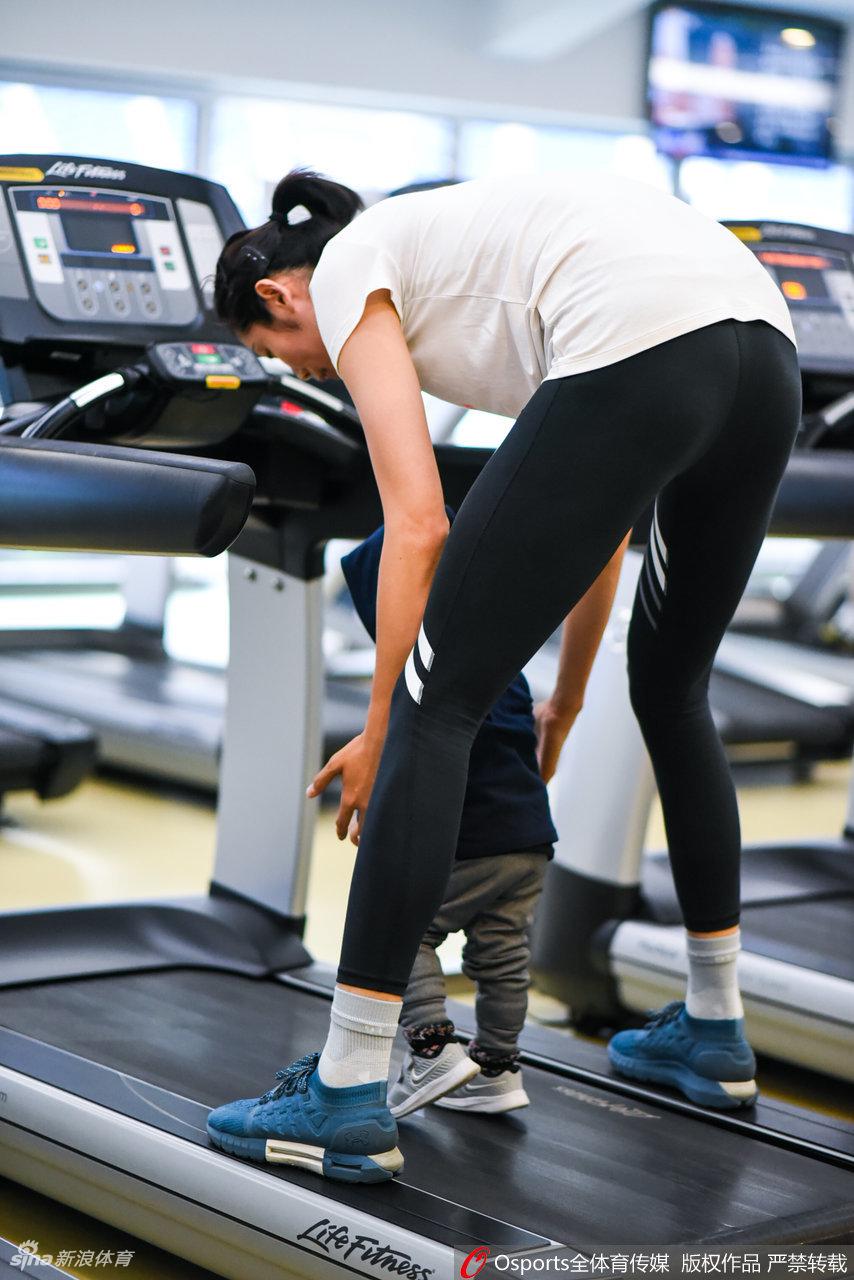 天津女排训练备战新赛季 朱婷引领众女将苦练