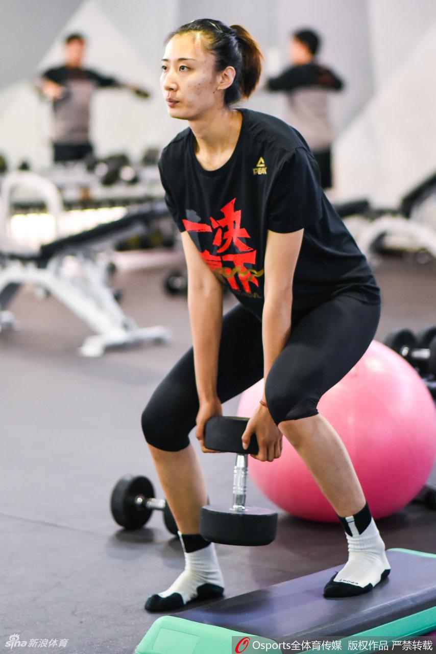 天津女排训练备战新赛季 朱婷引领众女将苦练