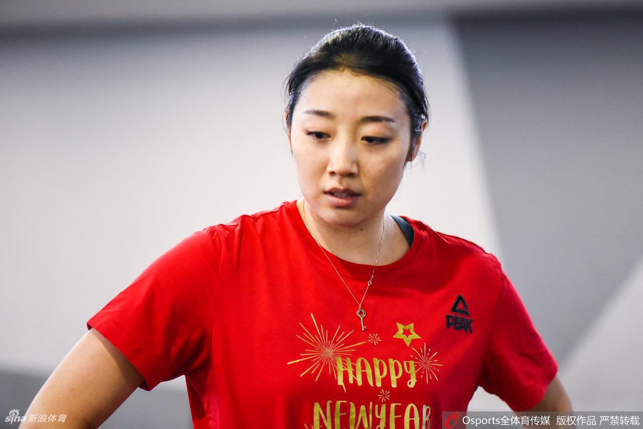 天津女排训练备战新赛季 朱婷引领众女将苦练