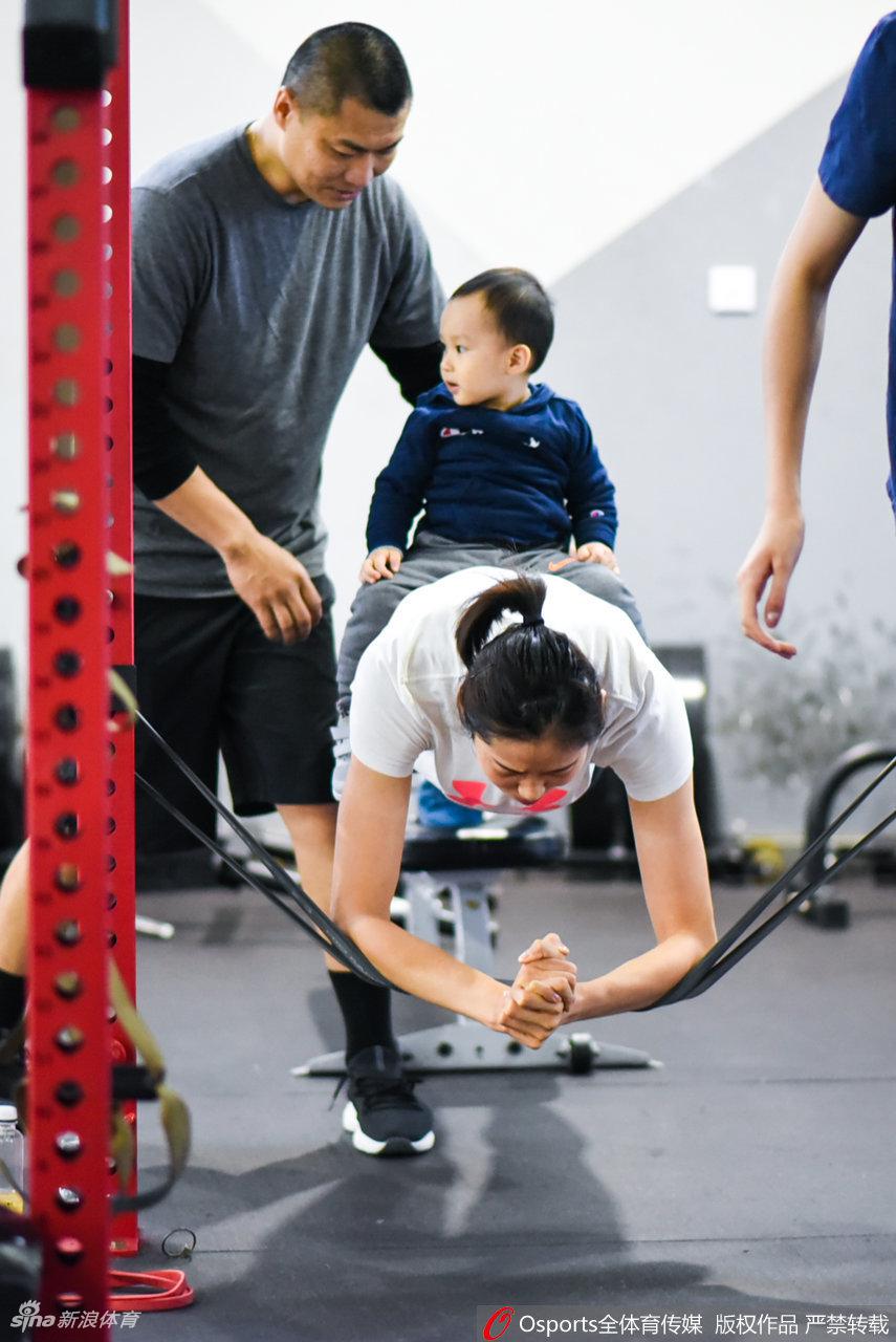 天津女排训练备战新赛季 朱婷引领众女将苦练
