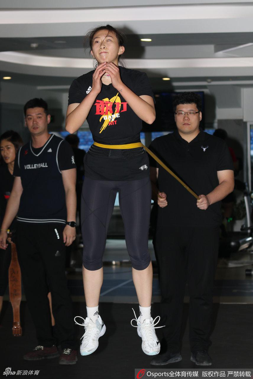 天津女排训练备战新赛季 朱婷引领众女将苦练