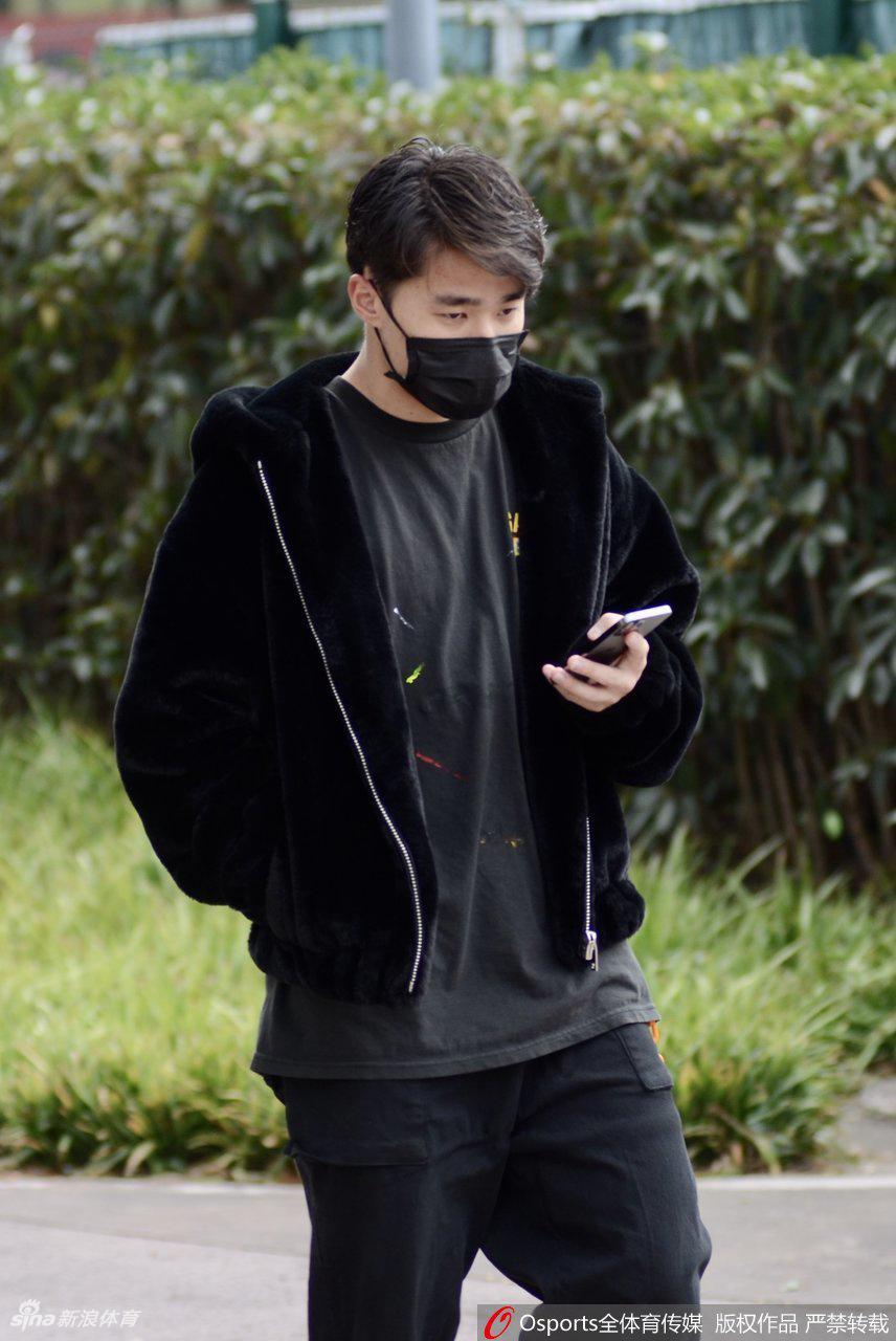 上海海港队结束教学赛 奥斯卡与球迷合影