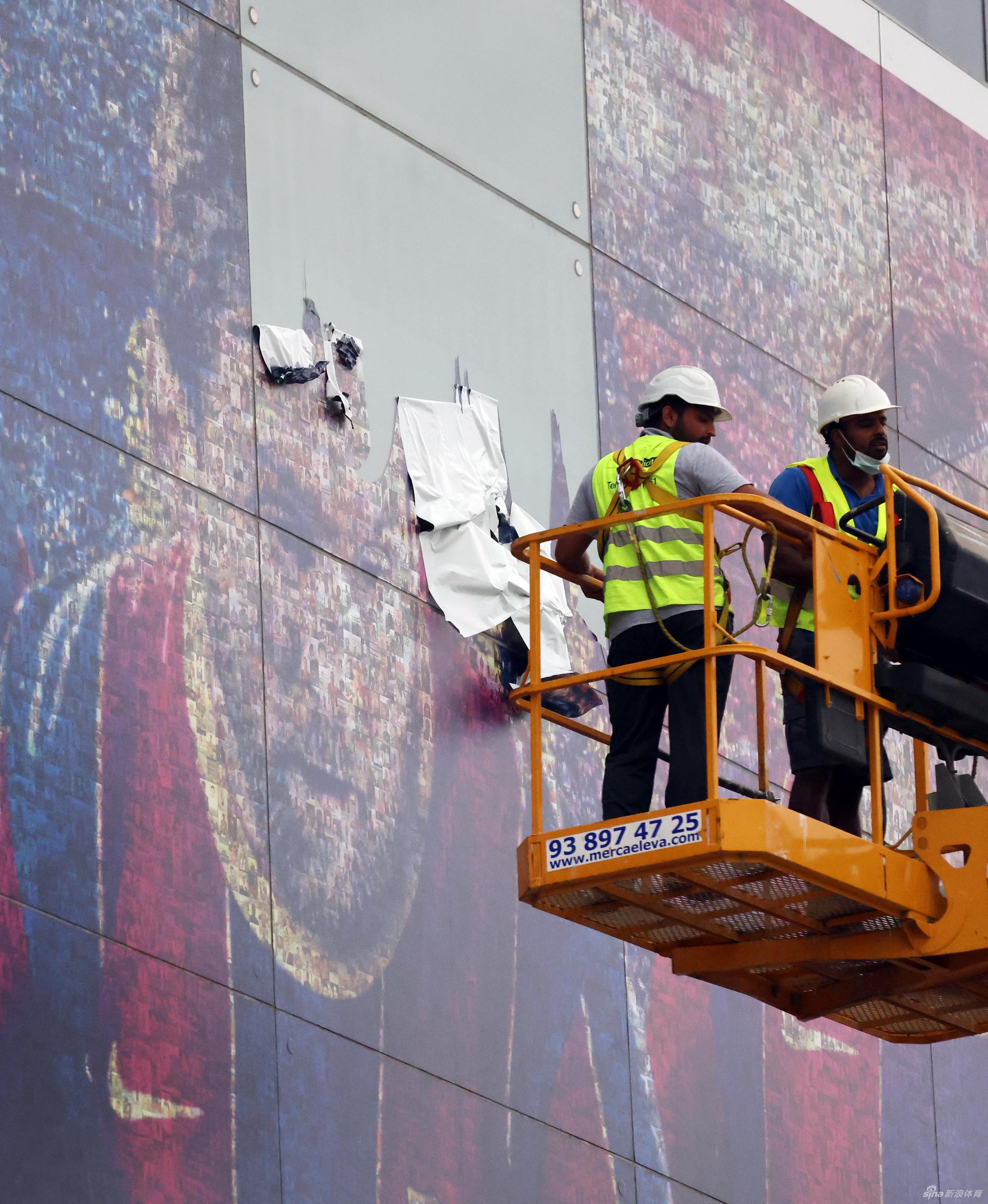 巴萨清除诺坎普梅西巨型海报