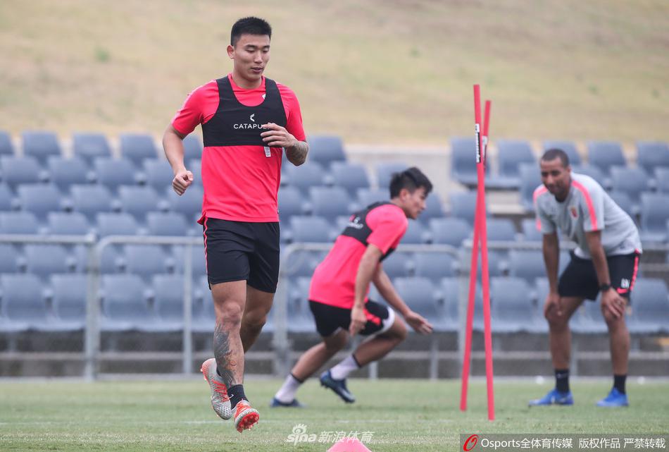 上海上港悉尼冬训胡尔克新发型抢眼