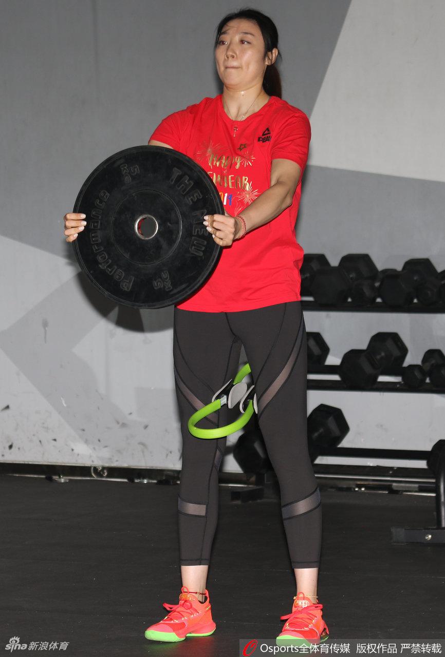 天津女排训练备战新赛季 朱婷引领众女将苦练